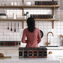 Load image into Gallery viewer, Homhut Gewürzgl?ser Eckig Set mit Deckel [24x 120ml], Stabiler Plastik Gewürzstreuer Luftdichte, Gewürzdosen mit Streueinsatz, Spice Jars mit 120 Etiketten (Schwarz)"
